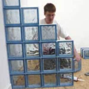 photo de montage de briques de verre en intérieur