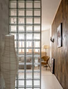 mur en briques de verre intérieur
