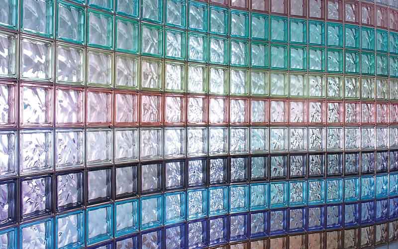 mur en paves de verre de couleur