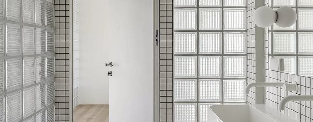 mur en briques de verre dans une salle de bain