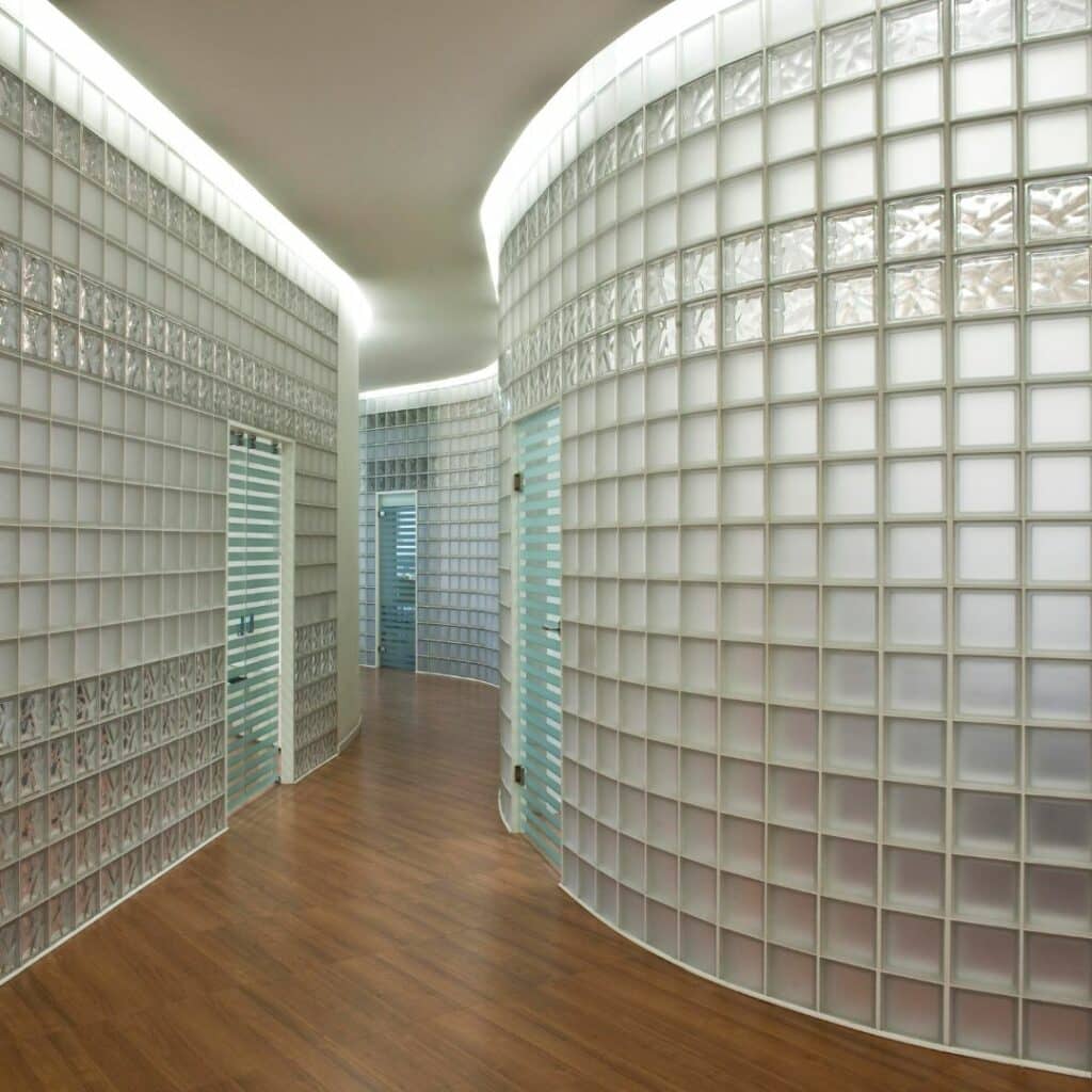 photo de briques de verre courbe dans des bureaux