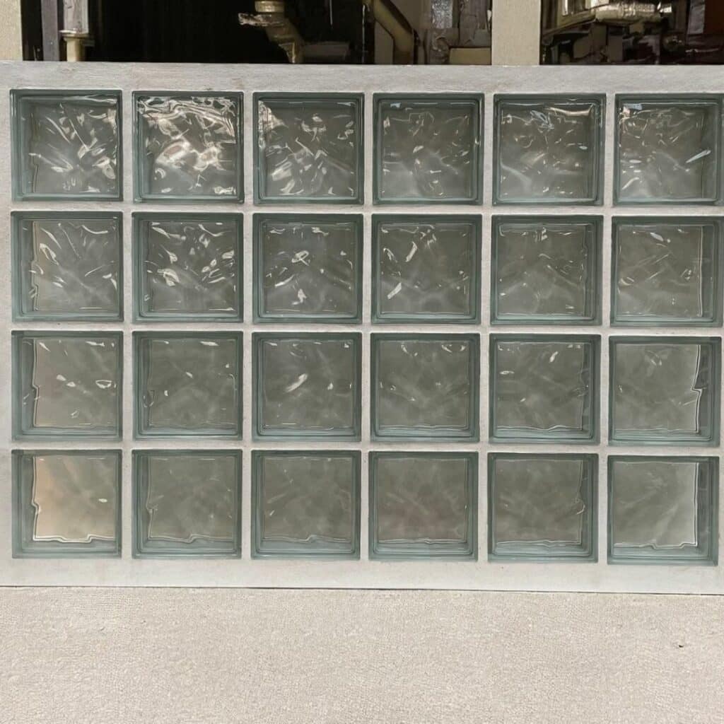 photo de panneau en paves de verre translucide
