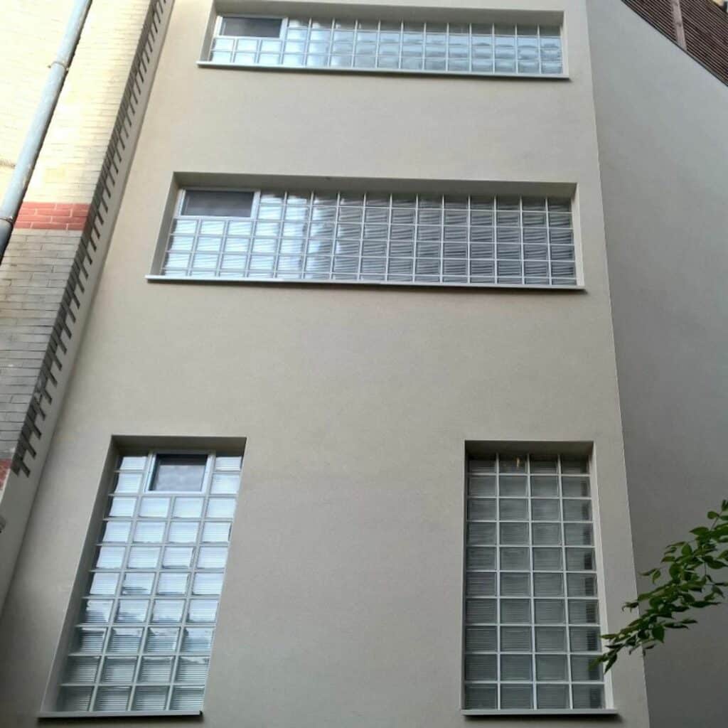 photo de panneau en carreaux de verre dans un mur extérieur