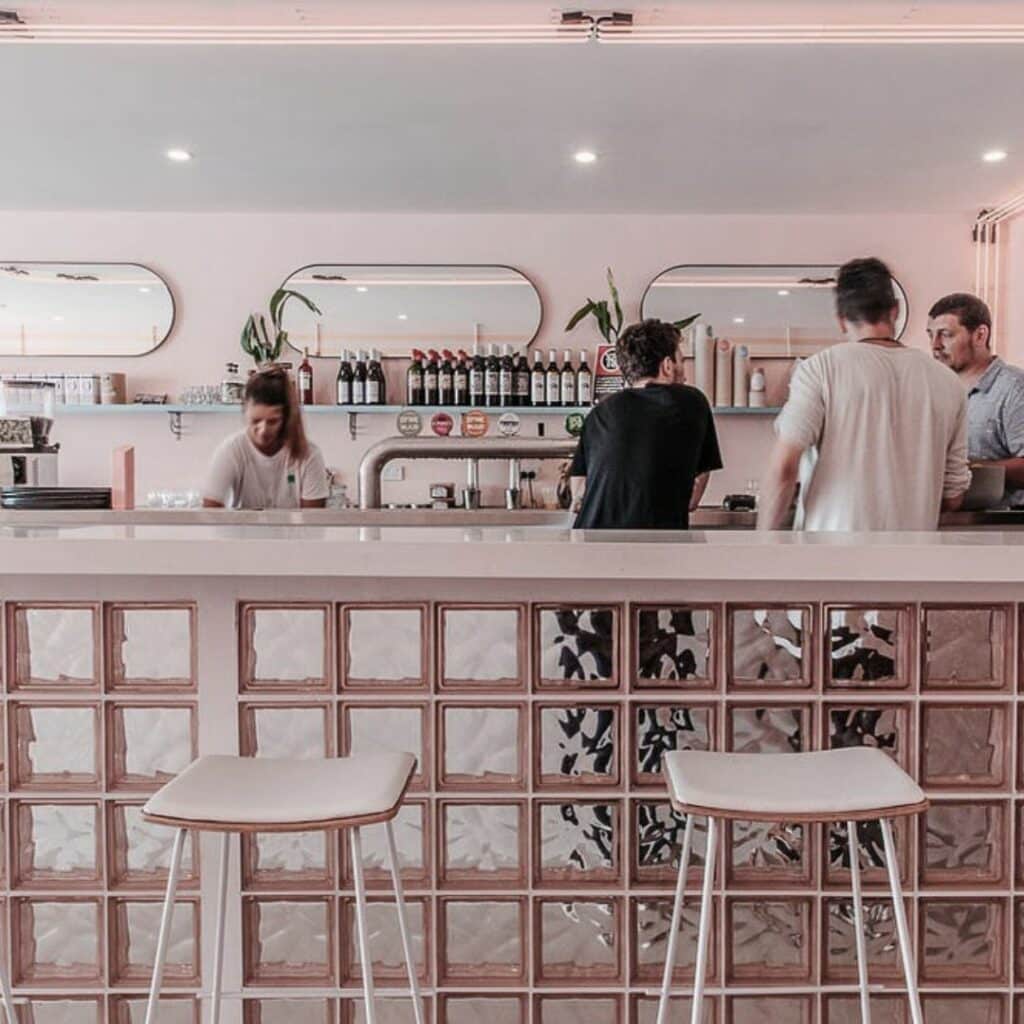 photo de briques de verre sur un bar