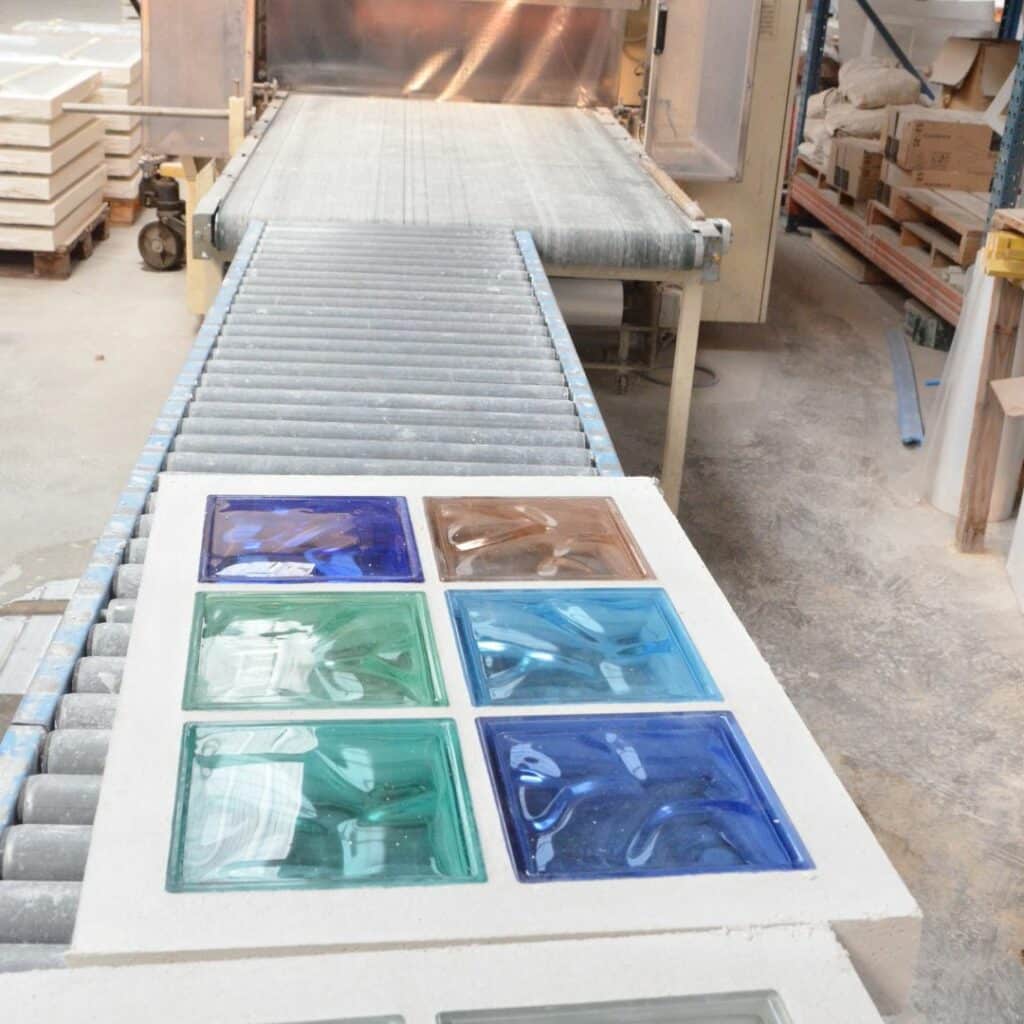 photo de panneau en carreaux de verre de couleur