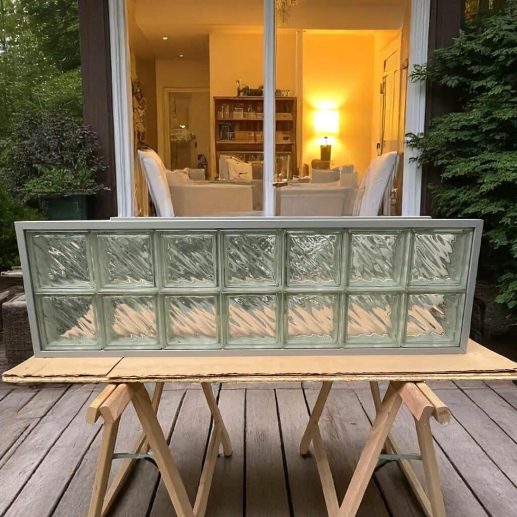 photo de panneau en brique de verre translucide