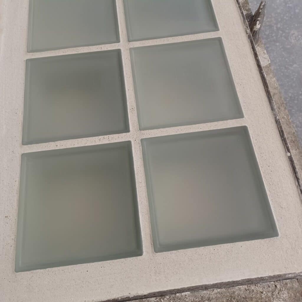photo d'un panneau en carreaux de verre sablés