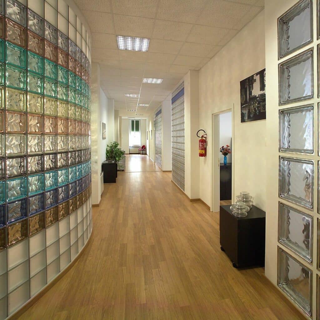 photo de panneau en briques de verre courbe dans des bureaux