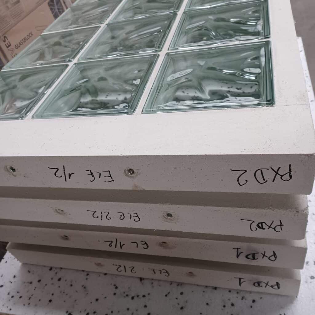 photo de panneaux pré assemblés en pavés de verre