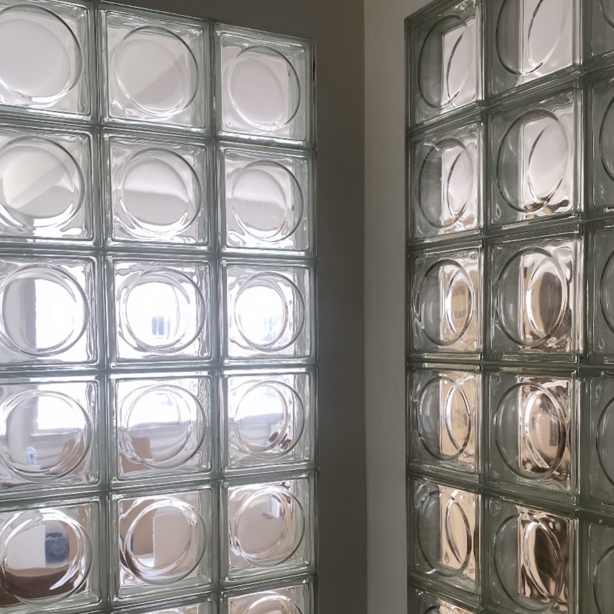 photo d'un panneau en briques de verre en intérieur