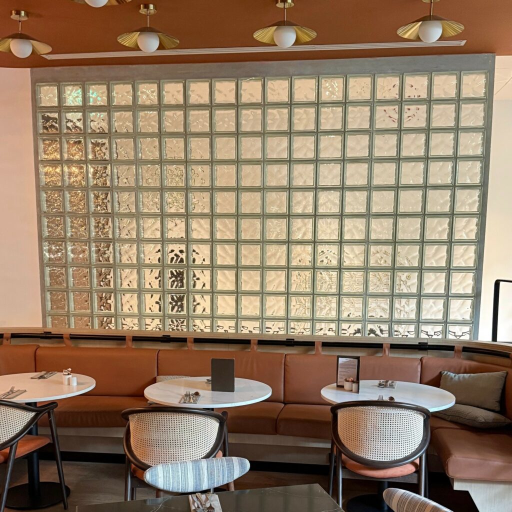 paroi en pavé de verre dans un restaurant