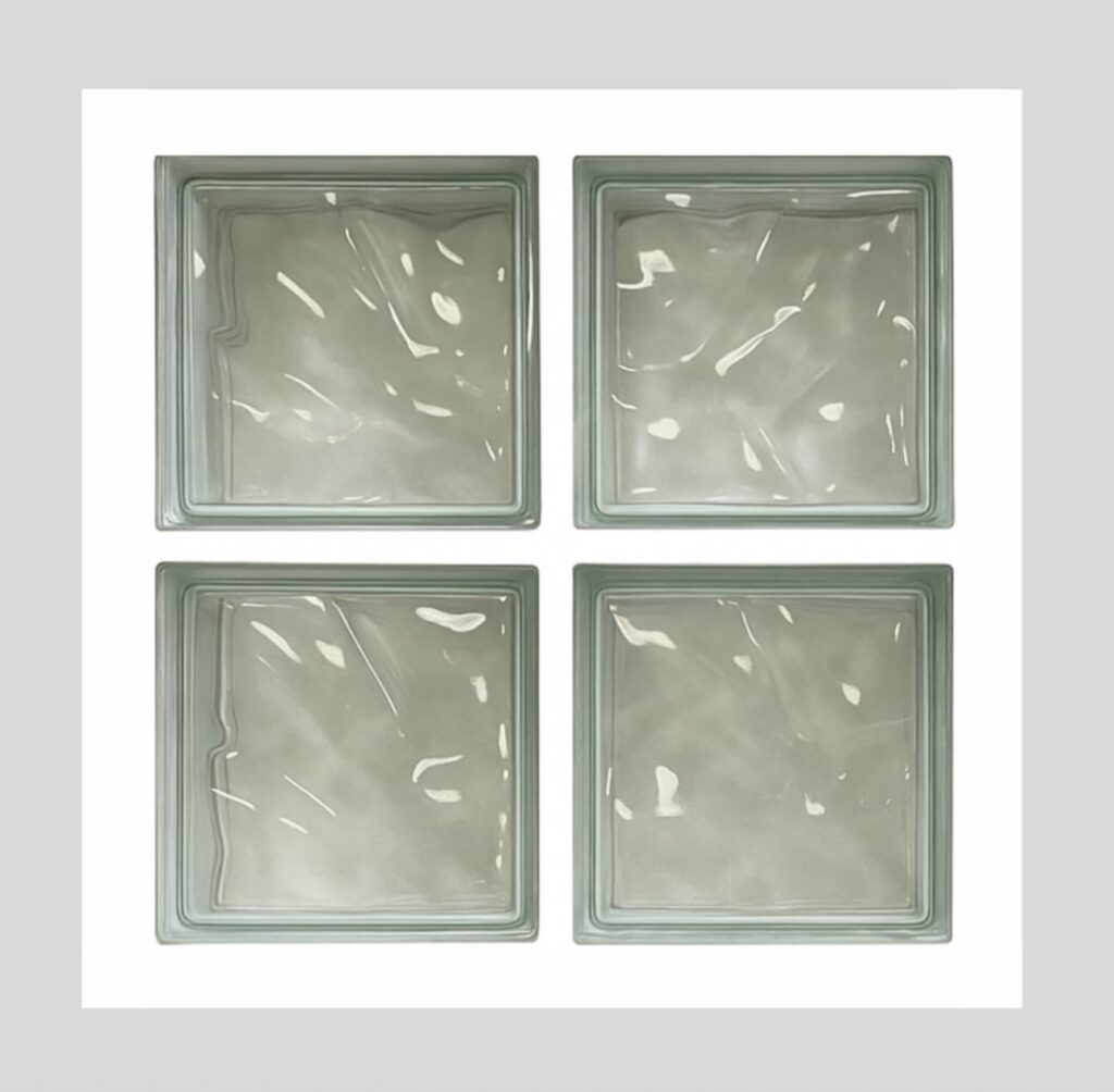 image d'un panneau comportant 4 briques de verre assemblés au mortier avec un motif nuage ondulé