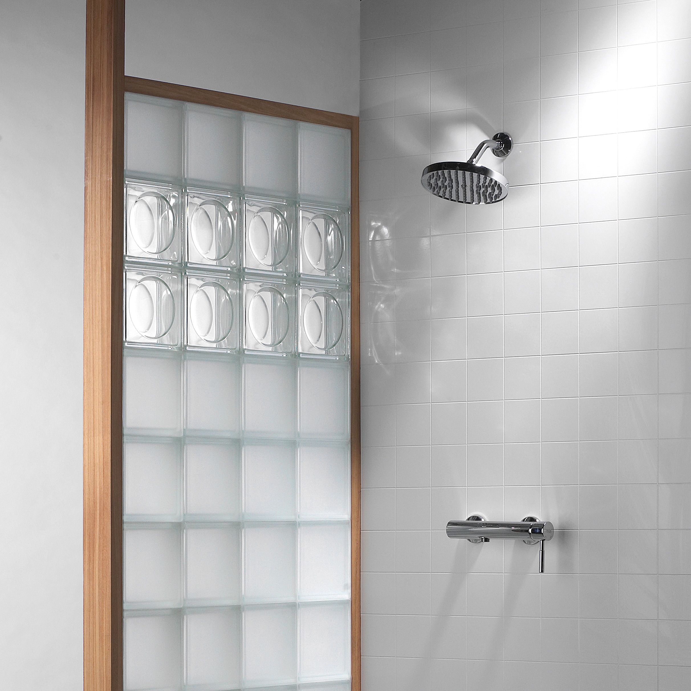 photo d'une cloison de douche avec la brique de verre alpha