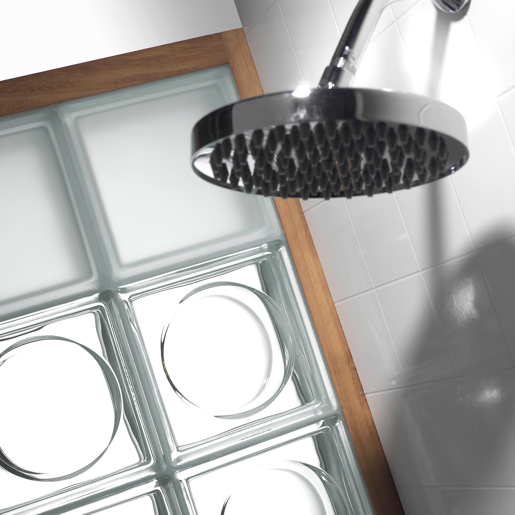 photo d'une cloison en brique de verre avec un cadre en bois