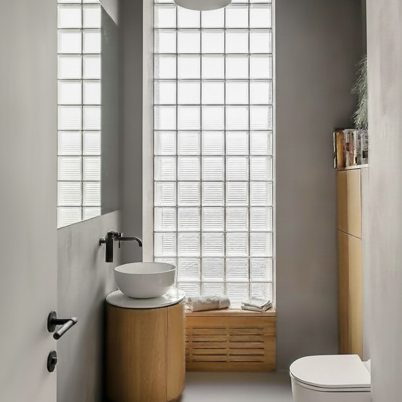 photo de carreaux de verre incolores dans une salle de bain