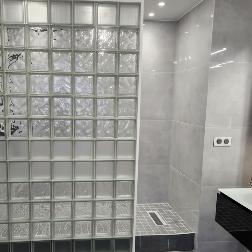 photo d'une paroi de douche en carreaux de verre