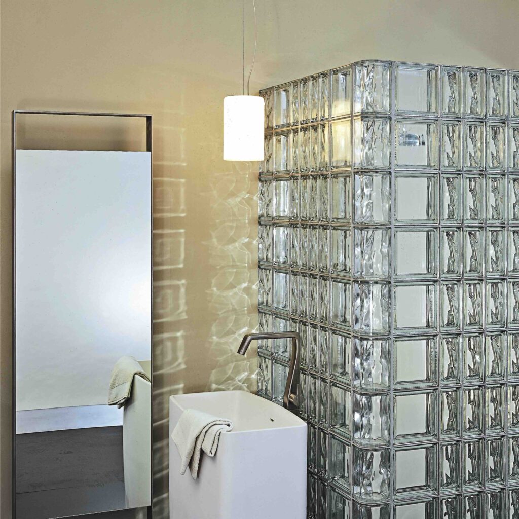 photo d'un panneau en briques de verre d'angle dans une salle de bain